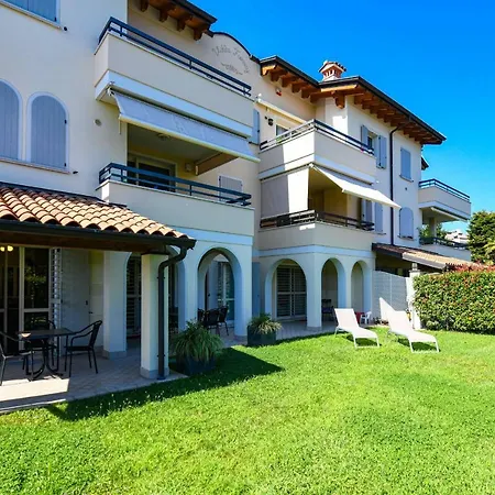 Desenzanoloft Official Partner Marriott Homes & - Bea House, With Private Garden And Share Pool Lägenhet Sirmione